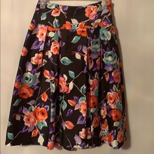 Gorgeous floral midi skirt with pockets